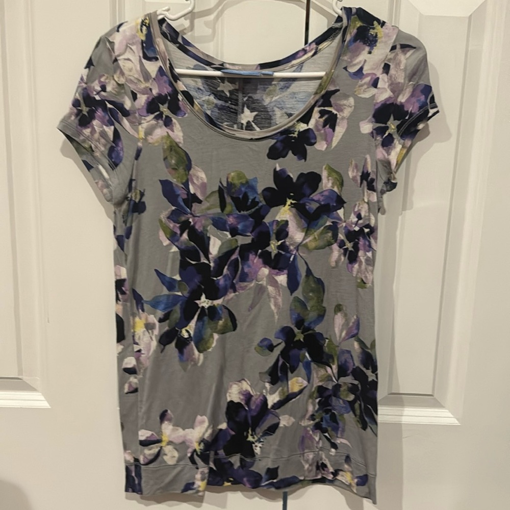 Simply Vera top size small floral pattern